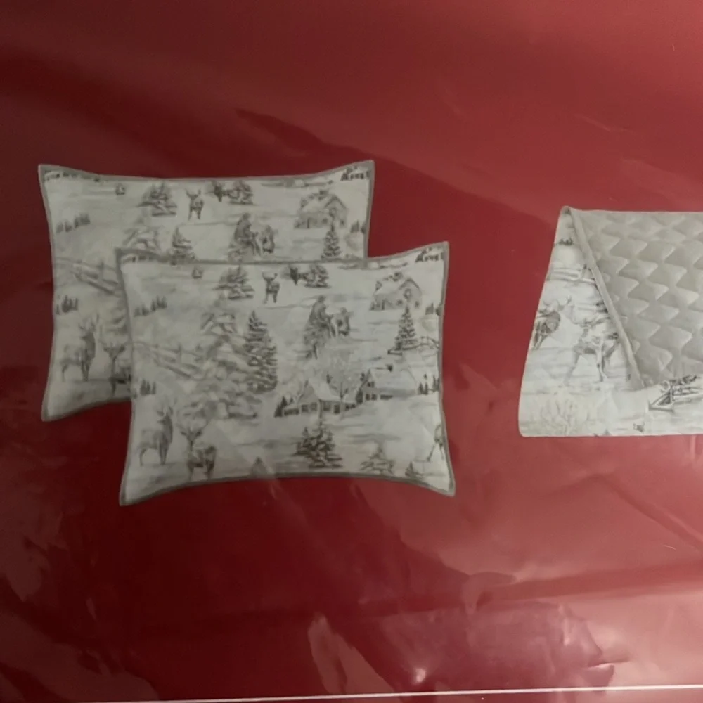 The holiday collection full/queen four piece quilt set new with tags